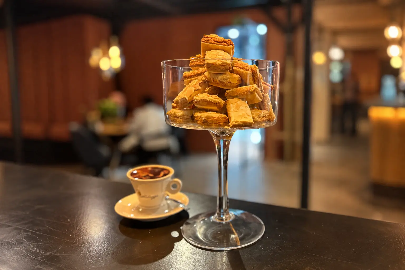 Cappuccino met verfijnde patisserie gepresenteerd tijdens een evenement